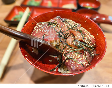 石川県の寒ぶり漬け丼。醤油味の寒ぶりの刺身を乗せたご飯。 石川県の寒ぶり漬け丼。醤油味の寒ぶりの刺身を乗せたご飯。 137615253