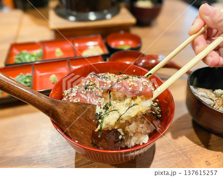 石川県の寒ぶり漬け丼。醤油味の寒ぶりの刺身を乗せたご飯。 石川県の寒ぶり漬け丼。醤油味の寒ぶりの刺身を乗せたご飯。 137615257