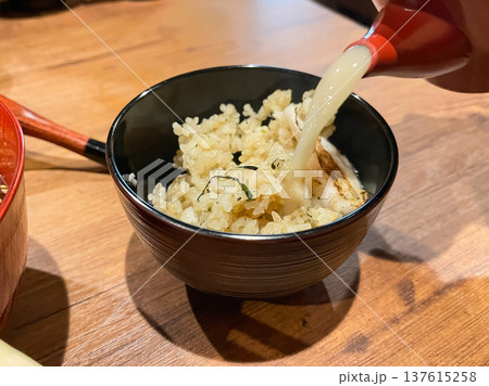 石川県の "のど黒" を乗せたご飯にお出汁を注いで、お茶漬けで食べる料理。 石川県の "のど黒" を乗せたご飯にお出汁を注いで、お茶漬けで食べる料理。 137615258
