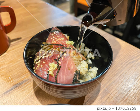 石川県の寒ぶり漬け丼。寒ぶり漬けを食べた後、お出汁を注いでお茶漬けにする食べ方。 137615259