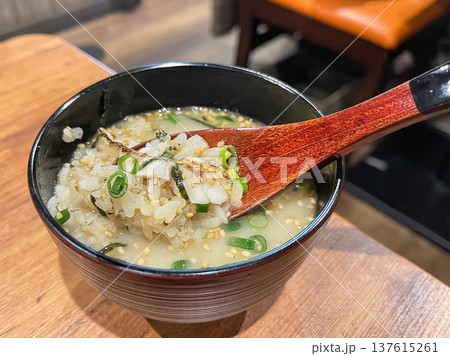 石川県の "のど黒" を乗せたご飯にお出汁を注いで、お茶漬けで食べる料理。 石川県の "のど黒" を乗せたご飯にお出汁を注いで、お茶漬けで食べる料理。 137615261