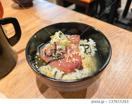 石川県の寒ぶり漬け丼。寒ぶり漬けを食べた後、お出汁を注いでお茶漬けにする食べ方。 137615263