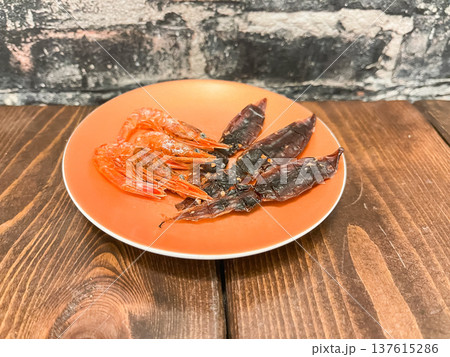 日本の富山県の名物ホタルイカと甘エビを干して乾燥させた食べ物。 日本の富山県の名物ホタルイカと甘エビを干して乾燥させた食べ物。 137615286