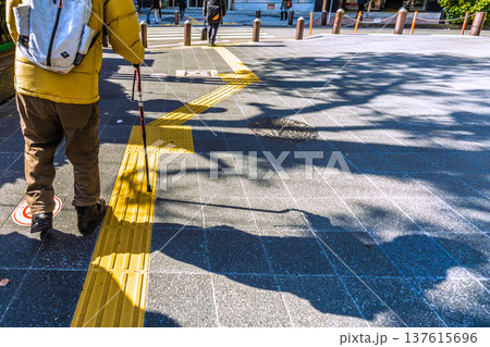 日本の横浜都市景観杖の高齢男性、…危険が多い歩道に黒い影が揺れる…人生とは…＝横浜市内（横浜駅西口） 137615696