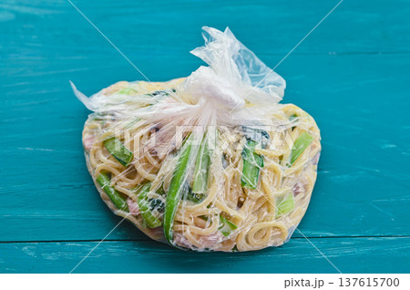 冷凍保存するクリームパスタ 137615700
