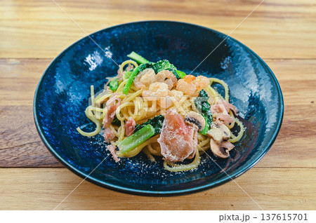 海老と生ハムと小松菜とマッシュルームのクリームパスタ 137615701