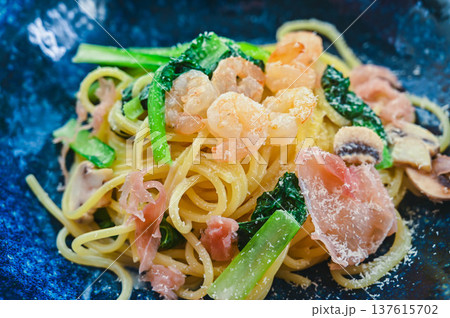 海老と生ハムと小松菜とマッシュルームのクリームパスタ 137615702