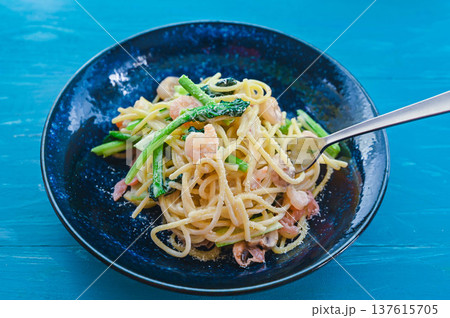 海老と生ハムと小松菜とマッシュルームのクリームパスタ 137615705