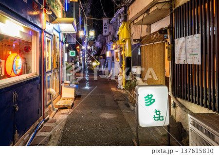 JR大森駅・山王小路飲食店街（地獄谷）の夜景 昭和レトロな路地裏と看板 137615810