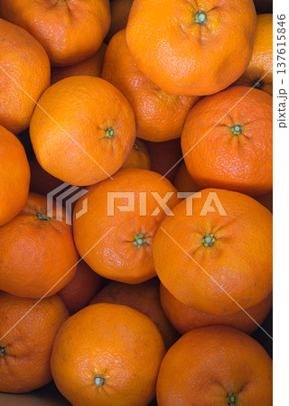 大小さまざまな大きさの甘平が入ったお徳用な箱詰め 137615846