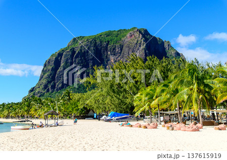 モーリシャスにあるル・モーン山のとても美しい風景 モーリシャスにあるル・モーン山のとても美しい風景 137615919