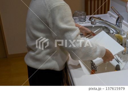 まな板を洗う女性 137615979