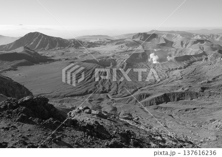 阿蘇山の中岳高岳山域から見下ろす中岳火口と荒涼とした山肌のモノクロ風景 阿蘇山の中岳高岳山域から見下ろす中岳火口と荒涼とした山肌のモノクロ風景 137616236