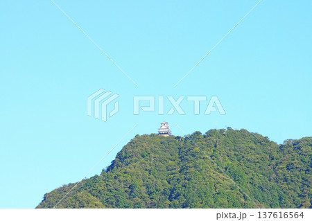 岐阜県岐阜市、金華山頂上に建つ岐阜城の風景 137616564