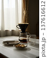 テーブルの上のコーヒーセットとナッツ 137616612