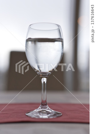 フレンチレストランのテーブルに置かれたワイングラスの水 137616643