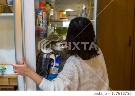 冷蔵庫を開ける主婦 137616756
