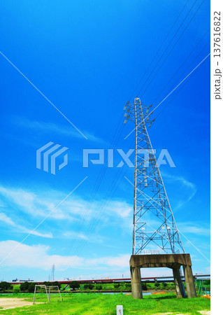 鉄塔と澄み切った青空の風景 137616822