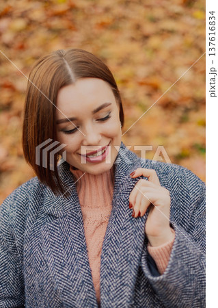 Beautiful young girl posing against the backdrop 137616834