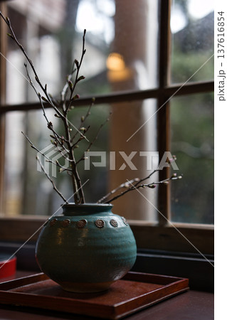 酒田市の元料亭に飾られた花器と生け花(和の室内風景) 酒田市の元料亭に飾られた花器と生け花(和の室内風景) 137616854
