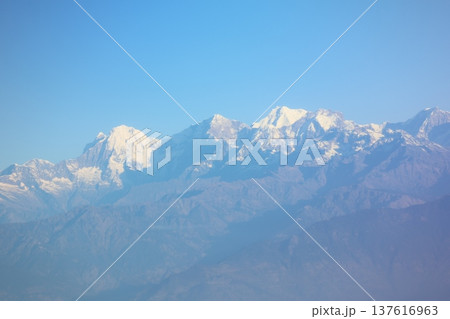 青空と霞む山並みと冠雪のヒマラヤ山脈の風景 青空と霞む山並みと冠雪のヒマラヤ山脈の風景 137616963
