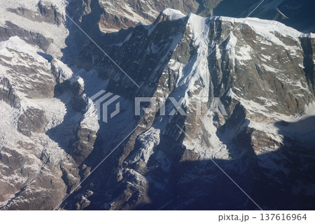 マウンテンフライトの飛行機の窓からの雪の積もるヒマラヤ山脈の山並みの風景 マウンテンフライトの飛行機の窓からの雪の積もるヒマラヤ山脈の山並みの風景 137616964