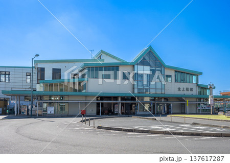 JR高崎線・北上尾駅の駅舎外観とロータリー 青空と駅前風景 JR高崎線・北上尾駅の駅舎外観とロータリー 青空と駅前風景 137617287