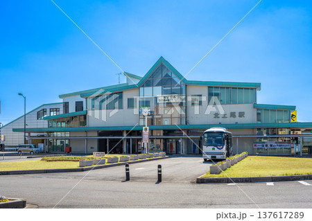JR高崎線・北上尾駅の駅舎外観とロータリー 青空と駅前風景 JR高崎線・北上尾駅の駅舎外観とロータリー 青空と駅前風景 137617289