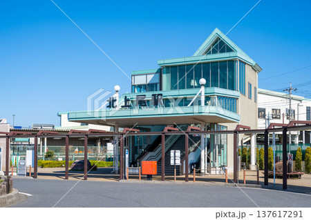JR高崎線・北上尾駅の駅舎外観とロータリー 青空と駅前風景 JR高崎線・北上尾駅の駅舎外観とロータリー 青空と駅前風景 137617291