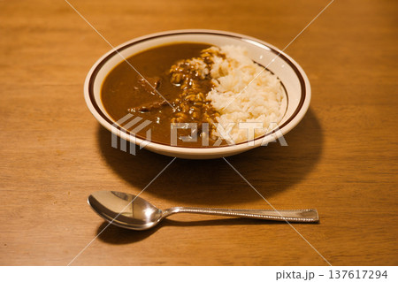 器に盛られた美味しそうなカレーライス 器に盛られた美味しそうなカレーライス 137617294