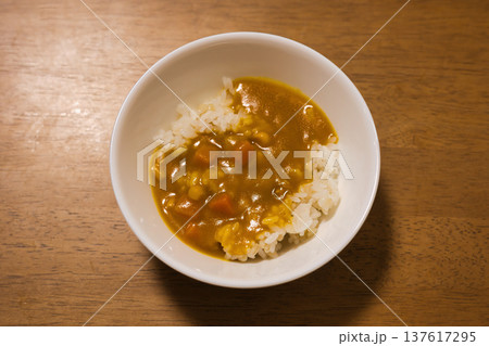 器に盛られた美味しそうなカレーライス 137617295