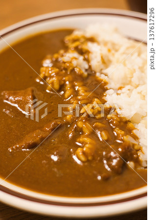 器に盛られた美味しそうなカレーライス 器に盛られた美味しそうなカレーライス 137617296