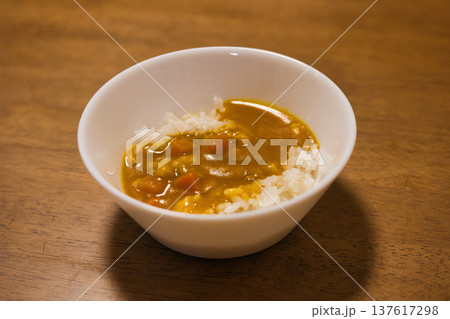 器に盛られた美味しそうなカレーライス 137617298