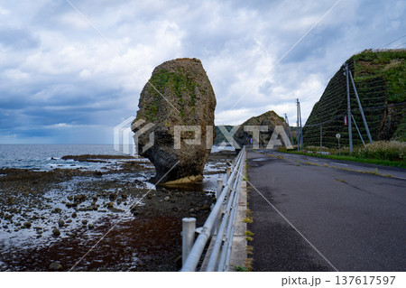 北海道　積丹郡積丹町神岬町の立岩 137617597