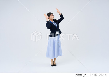 応援のポーズをするビジネスウーマン 137617653