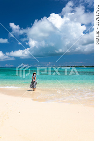 青い海を眺める女性と南国ビーチ風景 137617851
