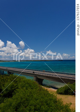青空の下でエメラルドの橋を渡る池間大橋の風景 青空の下でエメラルドの橋を渡る池間大橋の風景 137617854