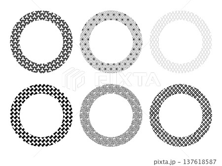 モノクロ和柄の円形フレームイラスト 137618587