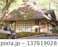 光射す茅葺き屋根の古民家と美しい丸窓の風景 137619028