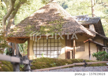 光射す茅葺き屋根の古民家と美しい丸窓の風景 光射す茅葺き屋根の古民家と美しい丸窓の風景 137619028