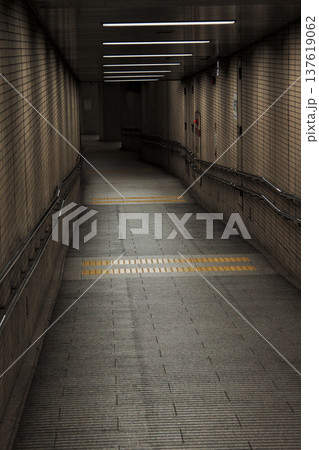地下通路のスロープと点字ブロック 無機質な都会の風景 奥行きのある構図 137619062