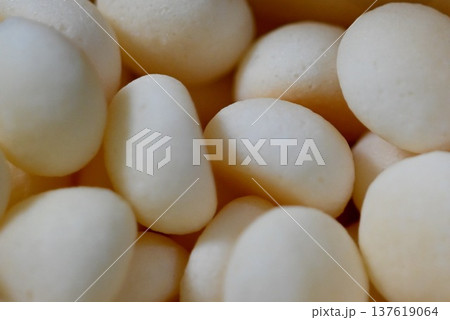 卵ボーロのアップ マクロ撮影 懐かしいお菓子 子供のキモチ 優しい質感 137619064