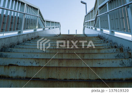 歩道橋の階段 ローアングル写真 137619320