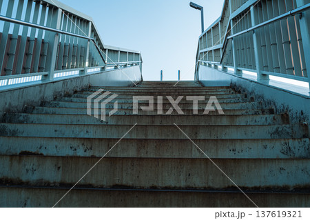 歩道橋の階段 ローアングル写真 137619321