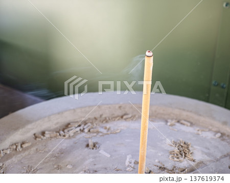 祈りよ届け。静寂にたゆたう一筋の線香 137619374