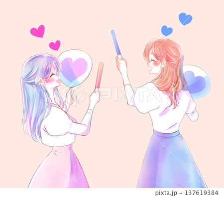 うちわとサイリウムを持って推し活をする女性2人 137619384