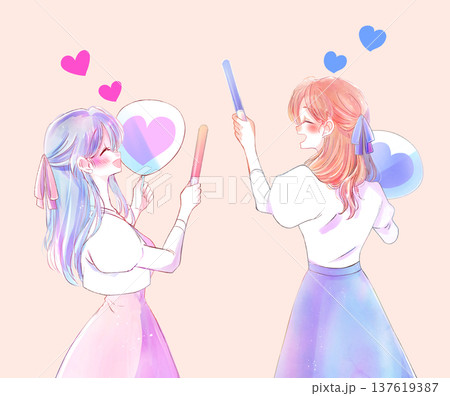 うちわとサイリウムを持って推し活をする女性2人 リボン うちわとサイリウムを持って推し活をする女性2人 リボン 137619387