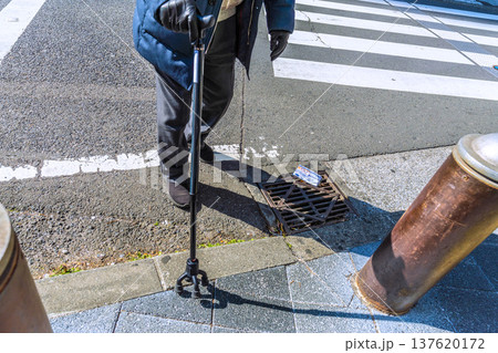 日本の横浜都市景観躊躇…段差…恐る恐る…杖の高齢男性、…危険が多い歩道に黒い影が揺れる…人生とは… 137620172