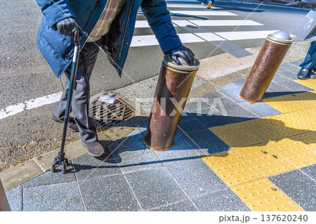 日本の横浜都市景観躊躇…段差…恐る恐る…杖の高齢男性、…危険が多い歩道に黒い影が揺れる…人生とは… 137620240