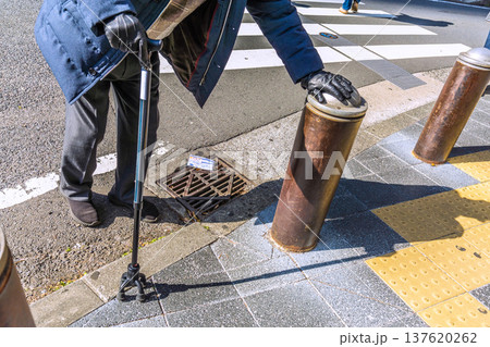日本の横浜都市景観躊躇…段差…恐る恐る…杖の高齢男性、…危険が多い歩道に黒い影が揺れる…人生とは… 日本の横浜都市景観躊躇…段差…恐る恐る…杖の高齢男性、…危険が多い歩道に黒い影が揺れる…人生とは… 137620262